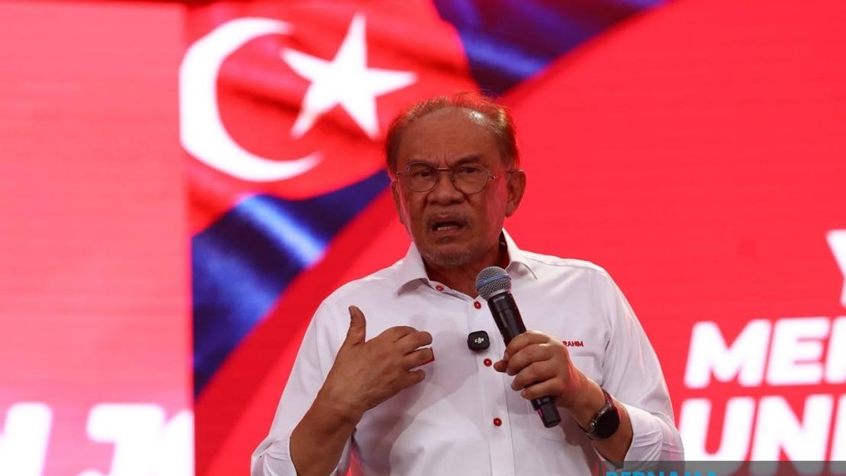 Anwar Denies Purchasing New BMW, Clarifies Mercedes Gift From King