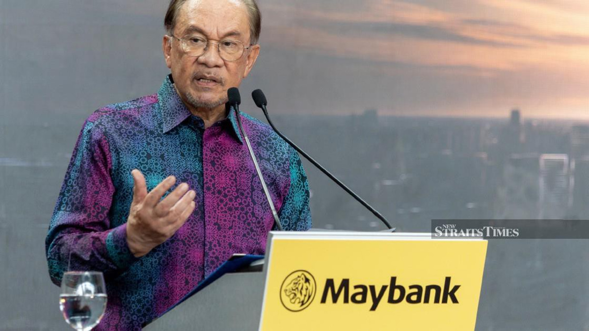 Anwar celebrates Maybank's emergence as regional banking powerhouse
