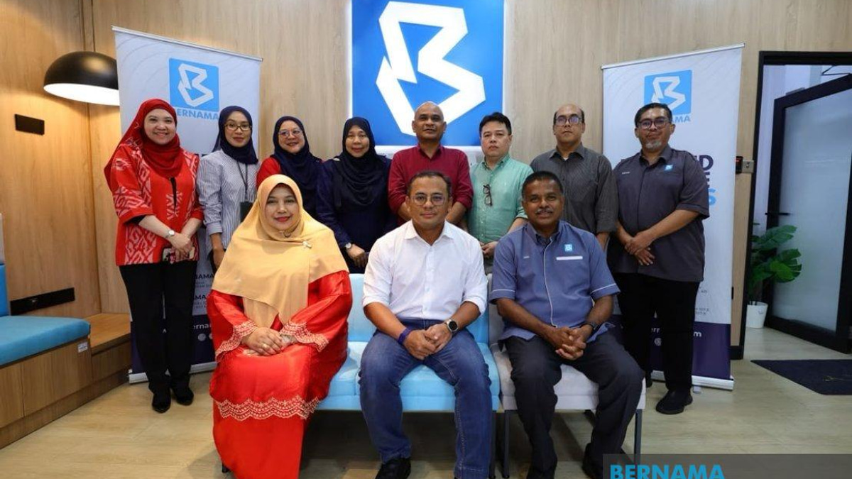 Selangor MB Visits Bernama's Negeri Sembilan Election Command Centre