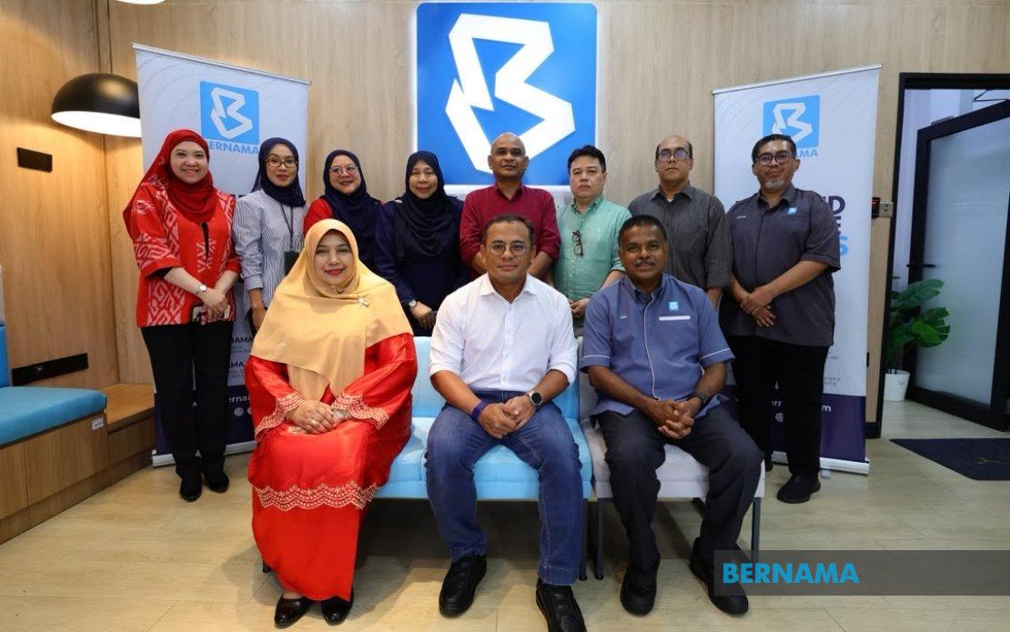 Selangor MB Visits Bernama's Negeri Sembilan Election Command Centre