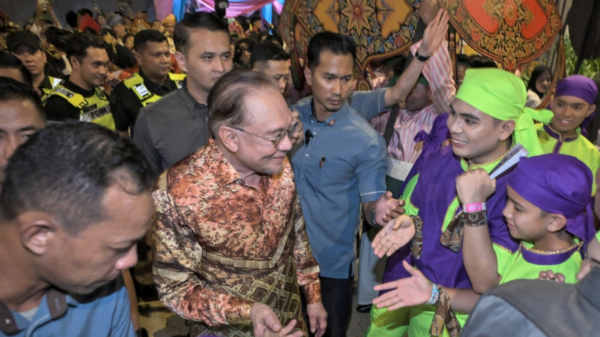 Anwar Pushes for Urgent Implementation of Felda Reform Agenda as Settlers Grow Impatient