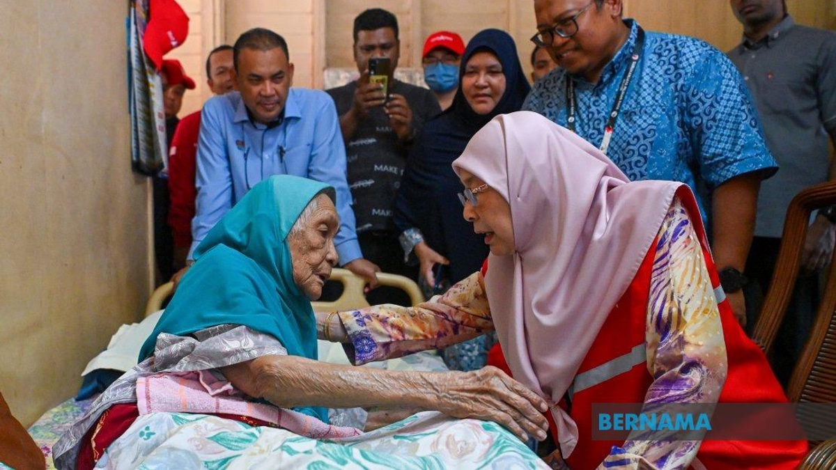 PM's Wife Dr Wan Azizah Reaches Out to Elderly and Underprivileged Families in Kuala Pilah