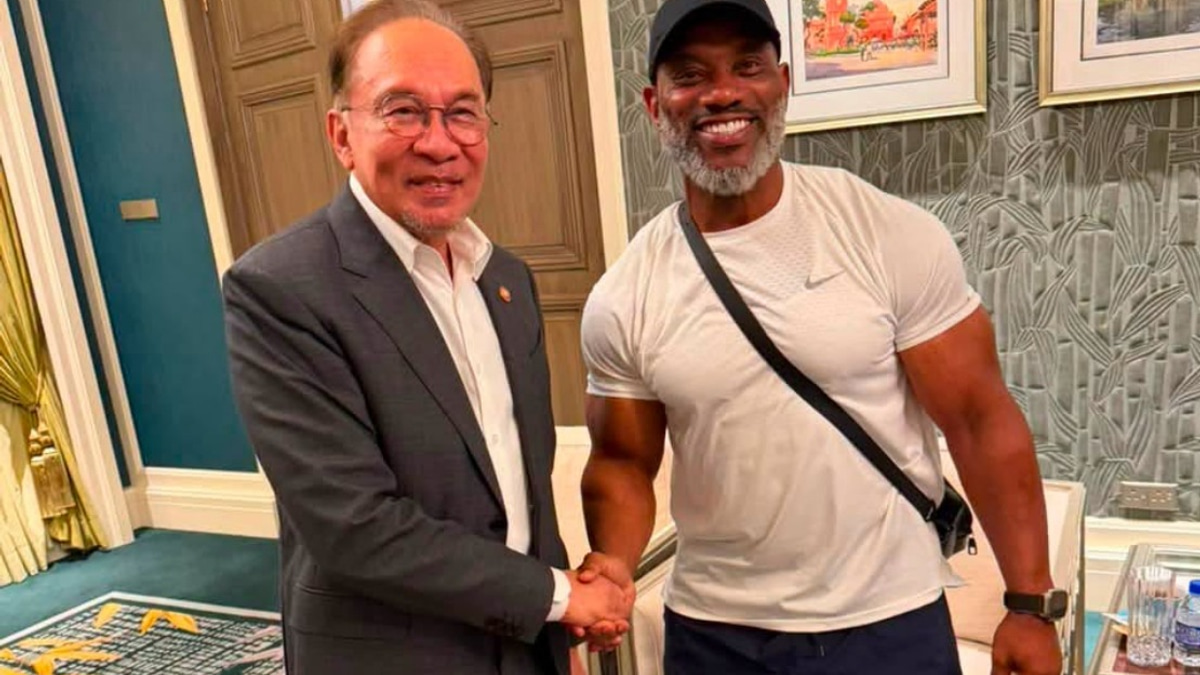 PM Anwar Ibrahim Meets Bodybuilding Icon Dexter Jackson, Jokes About Gym Time