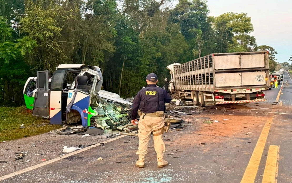 23 Killed in Head-On Collision Between Bus and Truck in Brazil's Paraná State