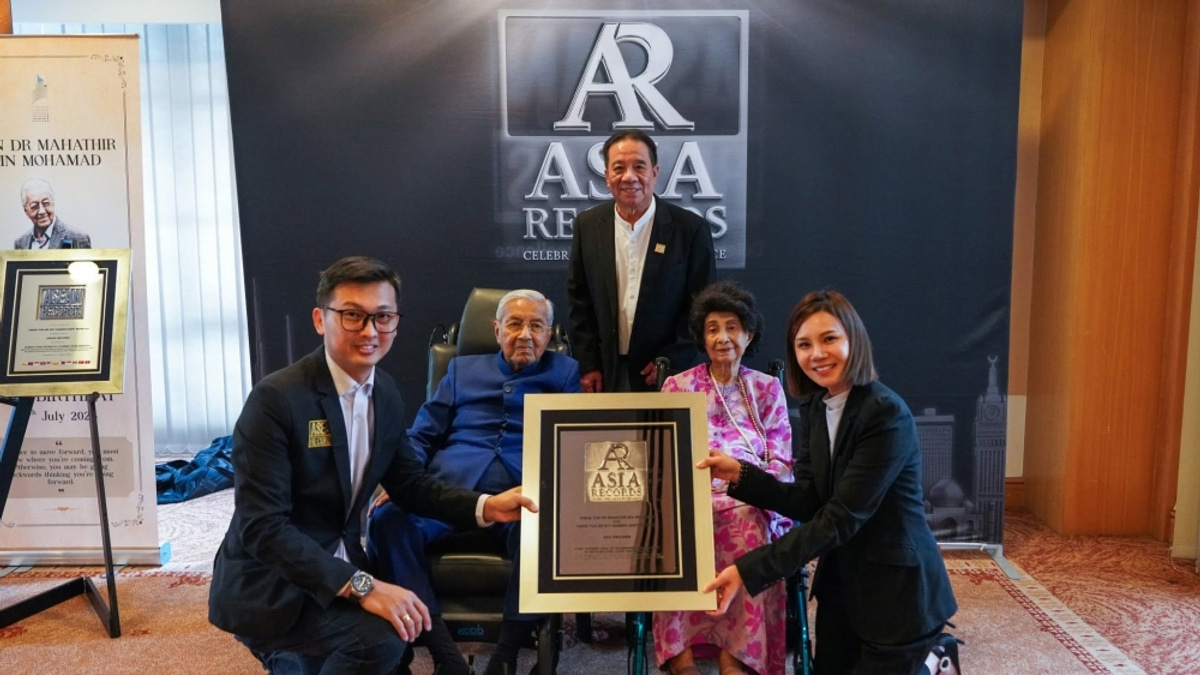 Mahathir and Siti Hasmah Achieve Milestone Records as Both Reach Centenarian Status