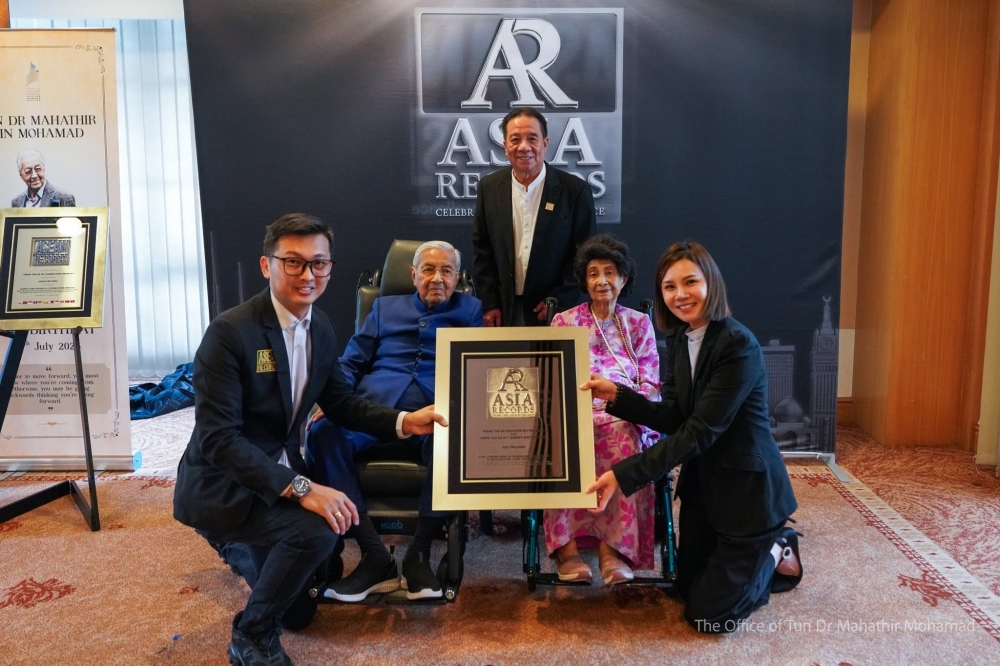 Mahathir and Siti Hasmah Achieve Milestone Records as Both Reach Centenarian Status