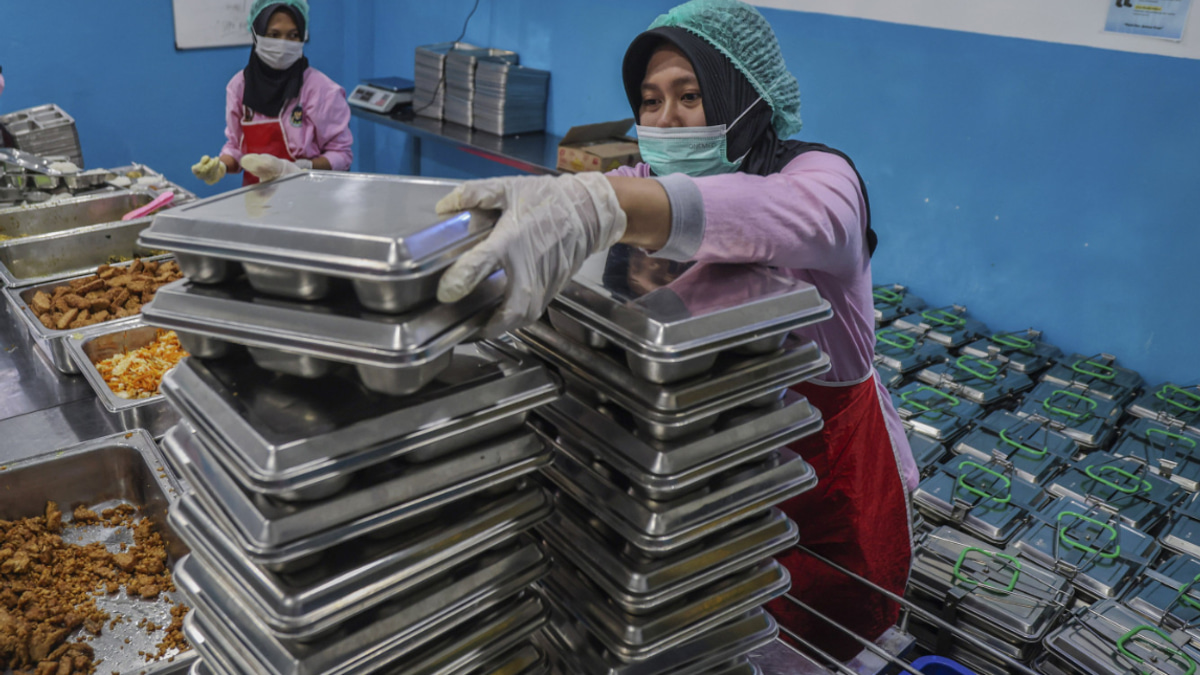 Prabowo Orders Strategic Review of Free Meals and Cooperatives Amid Public Backlash