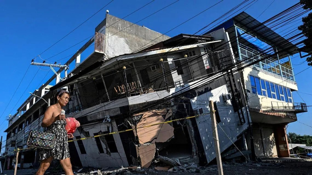 Philippine Earthquake Reshapes Coast, Leaving Residents Fearful and Stranded