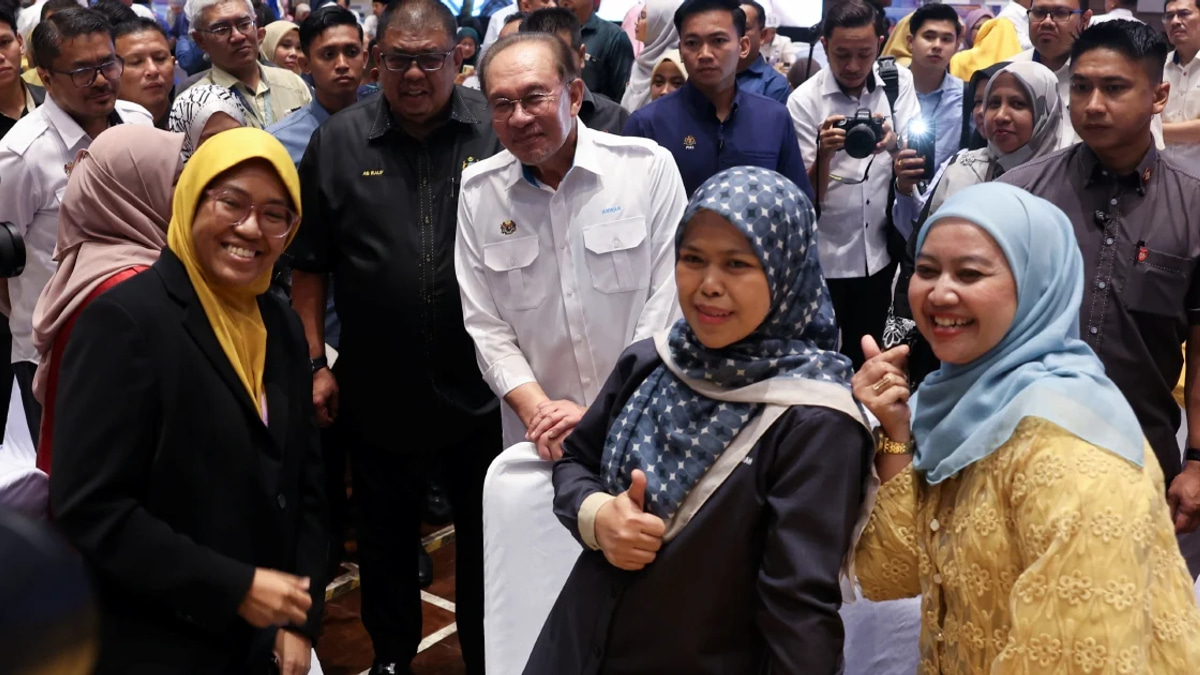 Anwar Credits Civil Service as Malaysia Climbs to 15th in Global Competitiveness Rankings