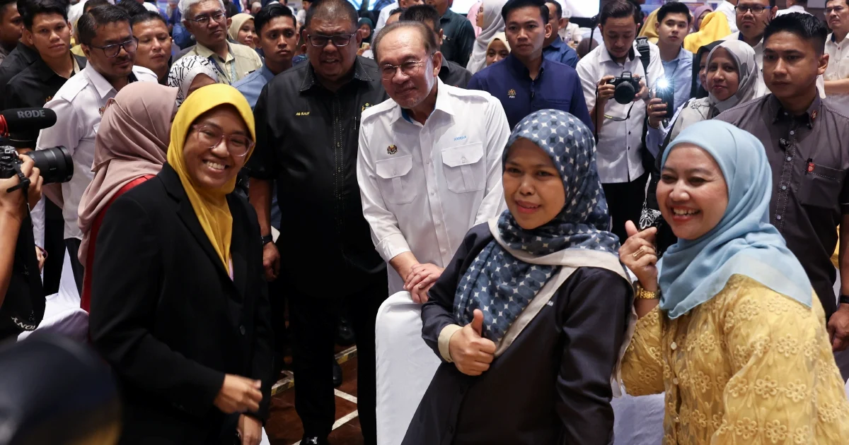 Anwar Credits Civil Service as Malaysia Climbs to 15th in Global Competitiveness Rankings