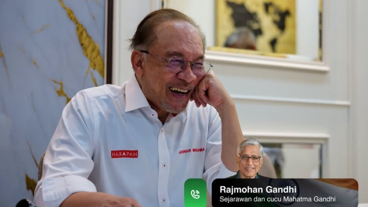 PM Anwar Invites Rajmohan Gandhi to Malaysia for Democracy Lecture
