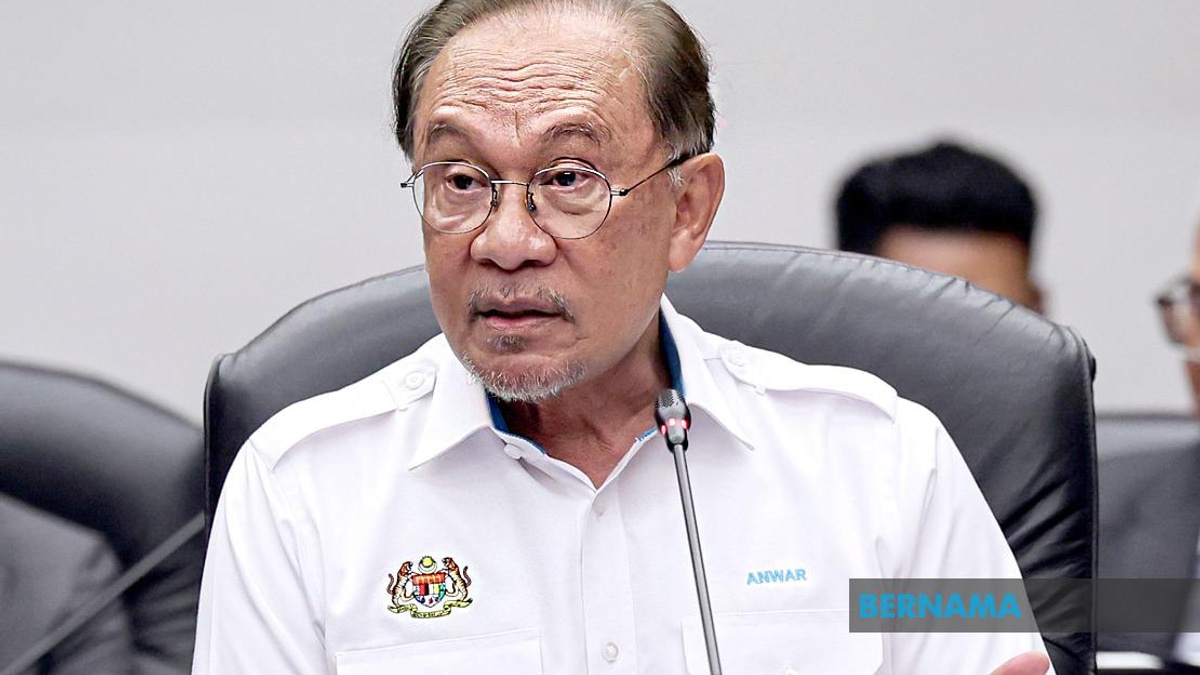 PM Anwar Offers Condolences Following Death of Seremban School Student