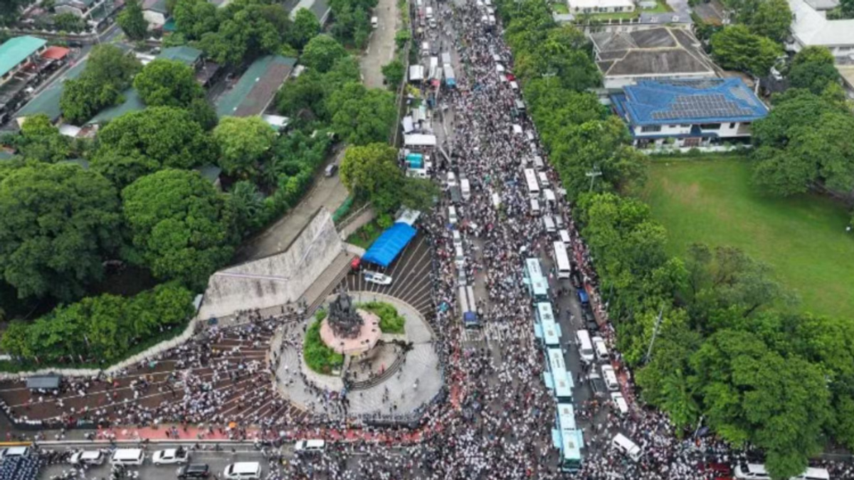 Thousands of Philippine Sect Members Rally Against Senator's Arrest, Backing Duterte Ally