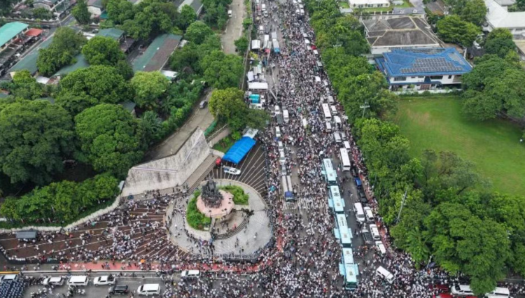 Thousands of Philippine Sect Members Rally Against Senator's Arrest, Backing Duterte Ally