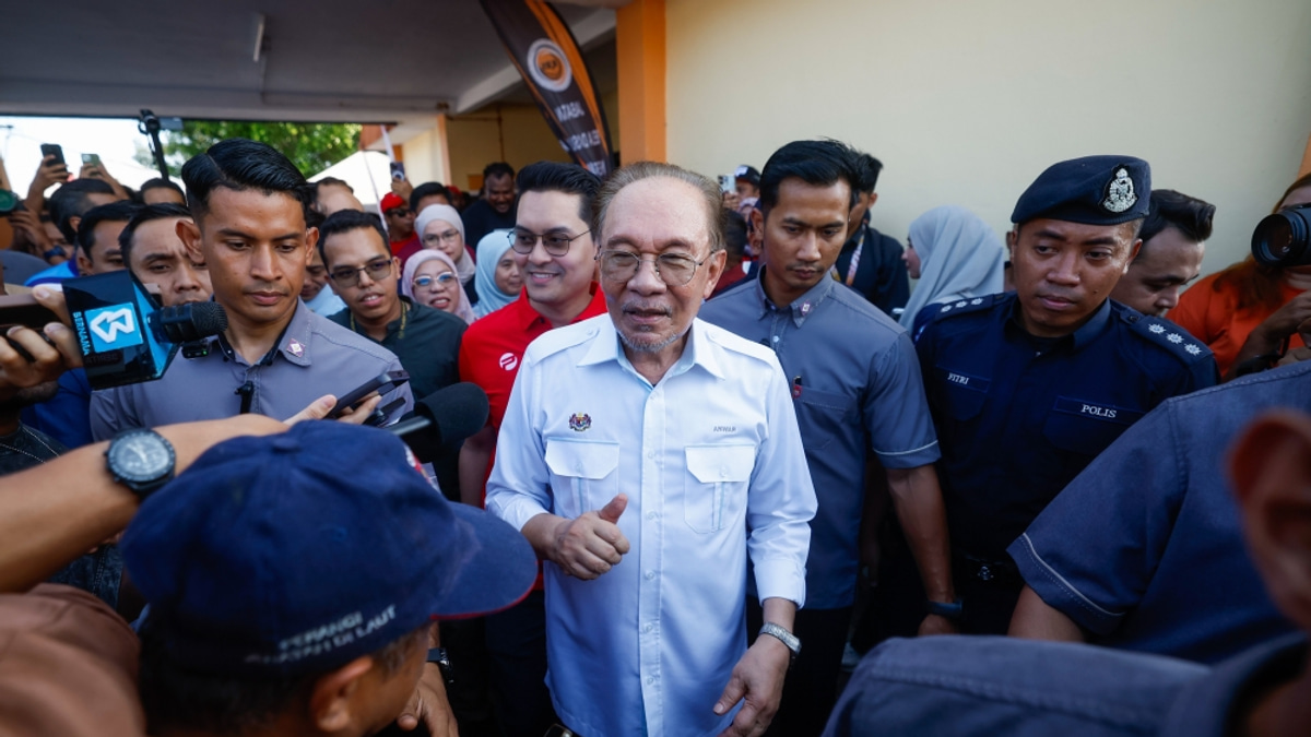 PM Anwar Ibrahim's Elective Surgery Goes Well, But Health Closely Monitored