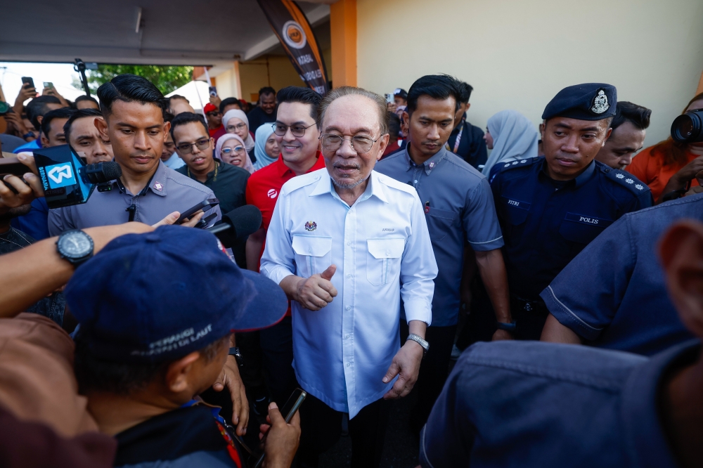PM Anwar Ibrahim's Elective Surgery Goes Well, But Health Closely Monitored