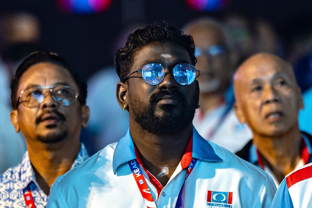 Anwar Reaches Out to Estranged PKR Veterans as Party Confronts Wave of Departures