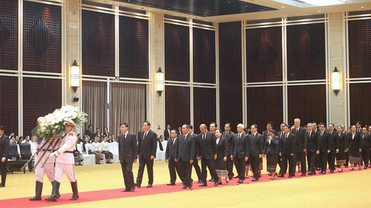 Lao leaders bid farewell to National Assembly President Xaysomphone