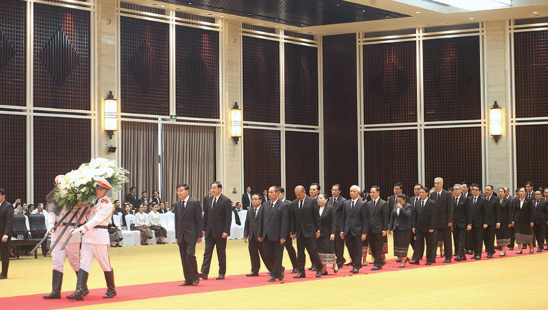 Lao leaders bid farewell to National Assembly President Xaysomphone