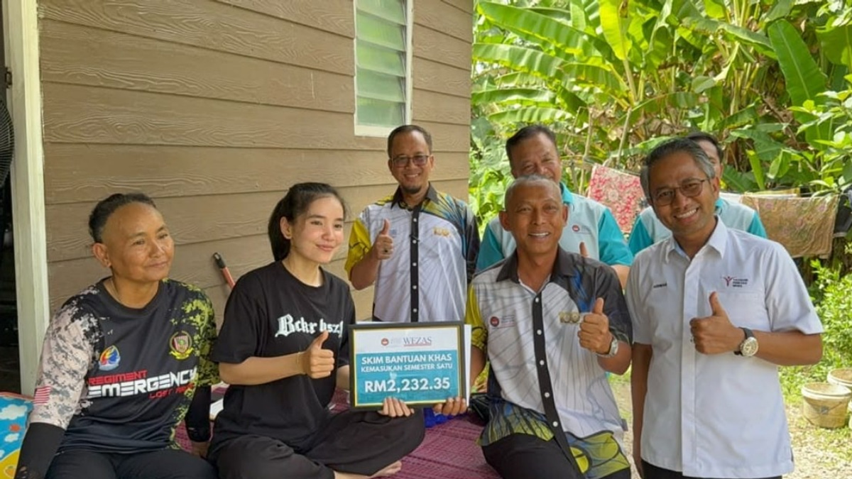 Three STPM Students Receive Financial Aid to Begin University Studies at UPSI