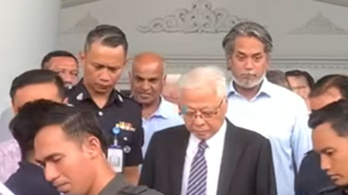 Khairy's Court Appearance Signals Support for Ismail Sabri Amid Legal Challenges