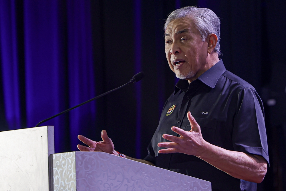 Zahid Claims Ministry Staff Face Pressure to Attend Barisan Nasional Campaign Events During State Elections