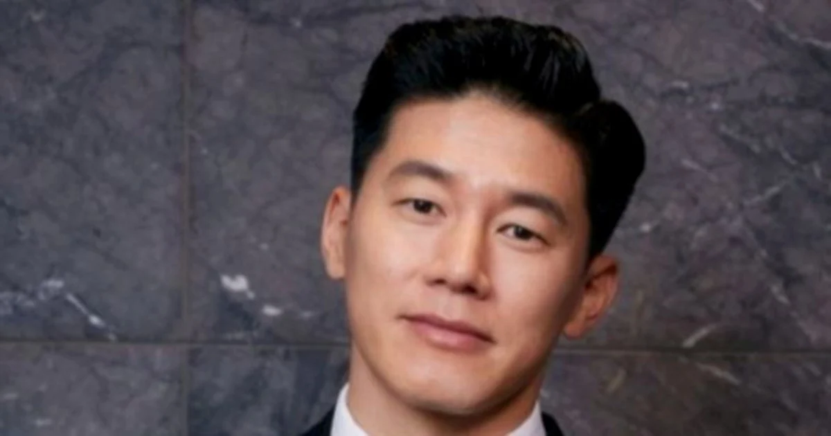 From Rags to Riches: Kim Mu Yeol's Shocking Survival on RM500 a Year Before Stardom