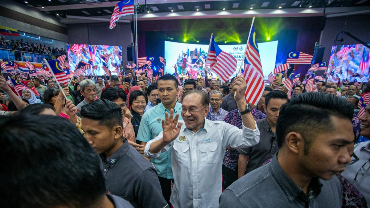 Anwar Warns Cabinet and Government Officials to Campaign Responsibly Without Overstepping Boundaries