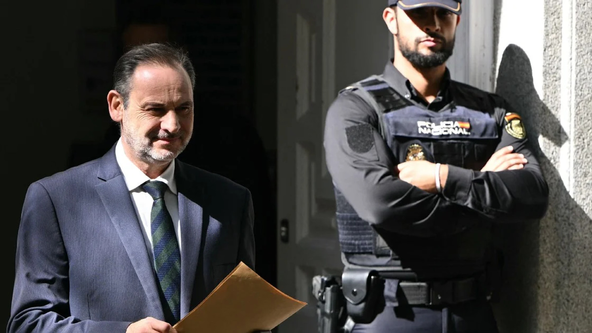 Spanish court sentences ex-transport minister to 24 years for corruption