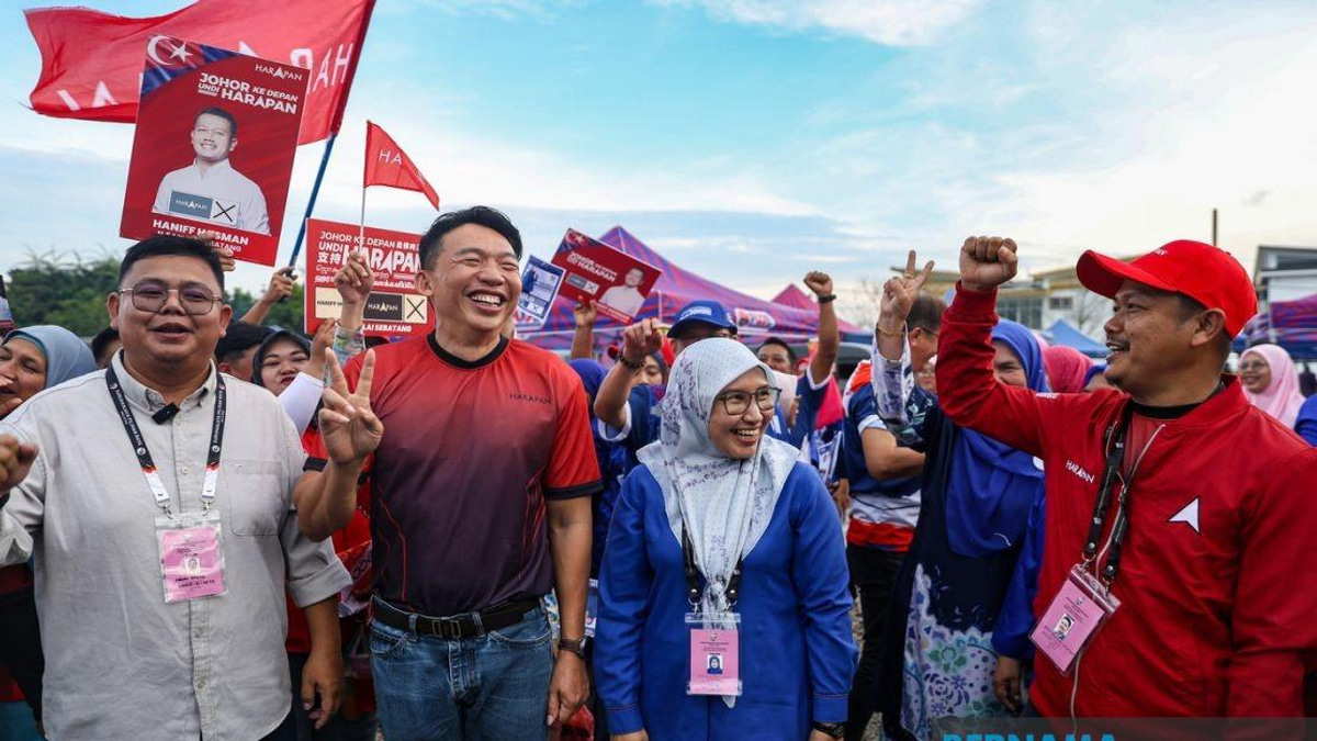 Johor Election: Rival Candidates Share Cordial Moments at Pontian Night Market