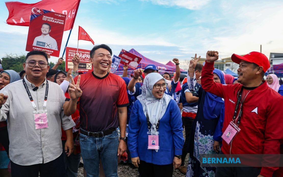 Johor Election: Rival Candidates Share Cordial Moments at Pontian Night Market