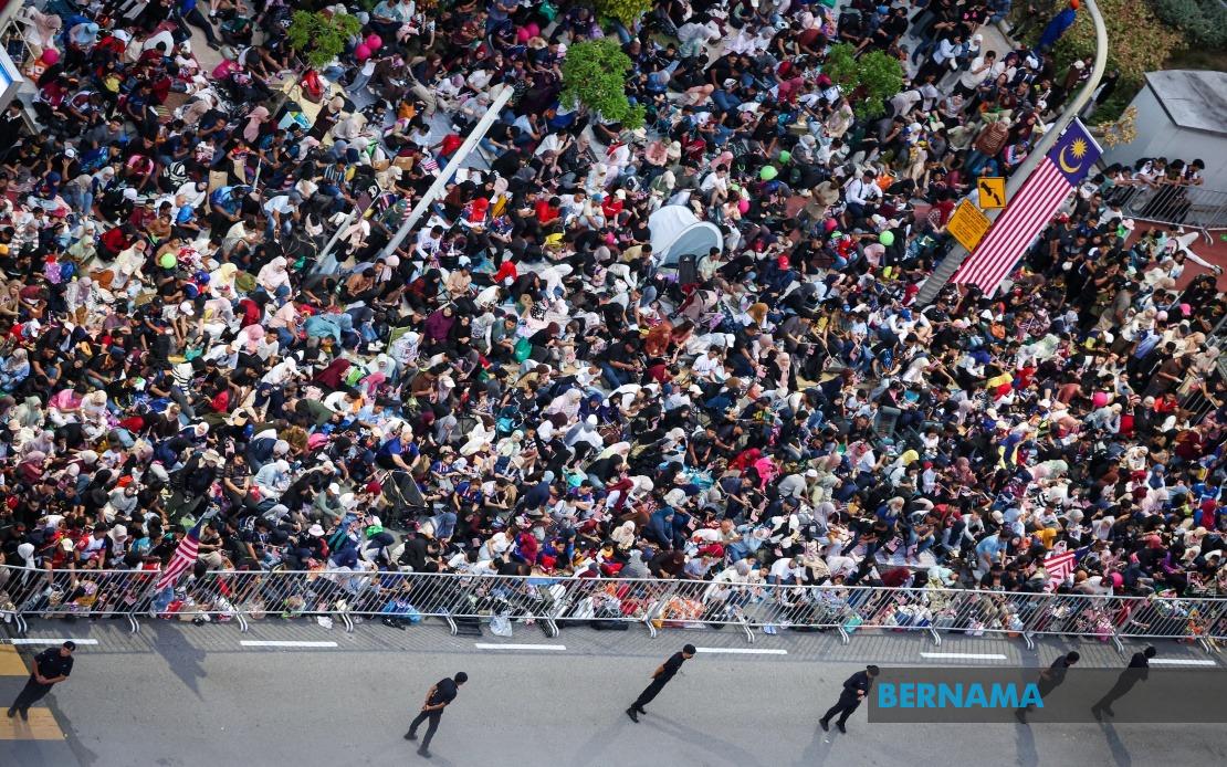 Thousands Camp Overnight at Dataran Putrajaya for Prime Viewing Spots at 69th National Day Celebration