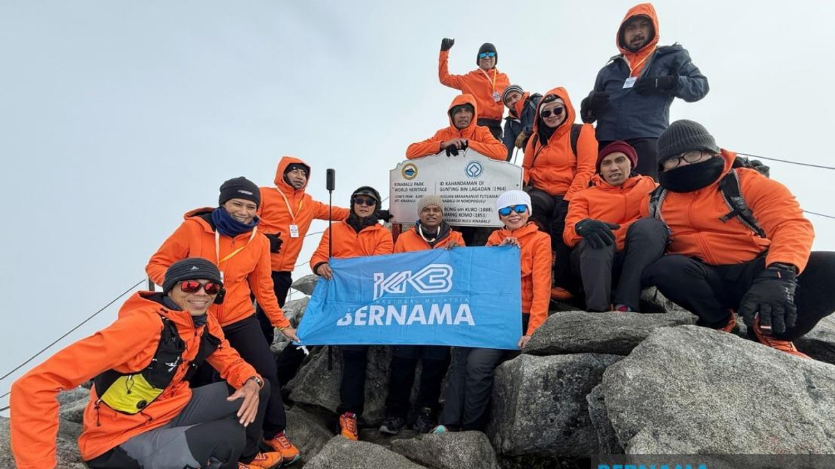 Bernama News Agency Team Summits Mount Kinabalu to Mark Journalists' Day, Targets Record Books