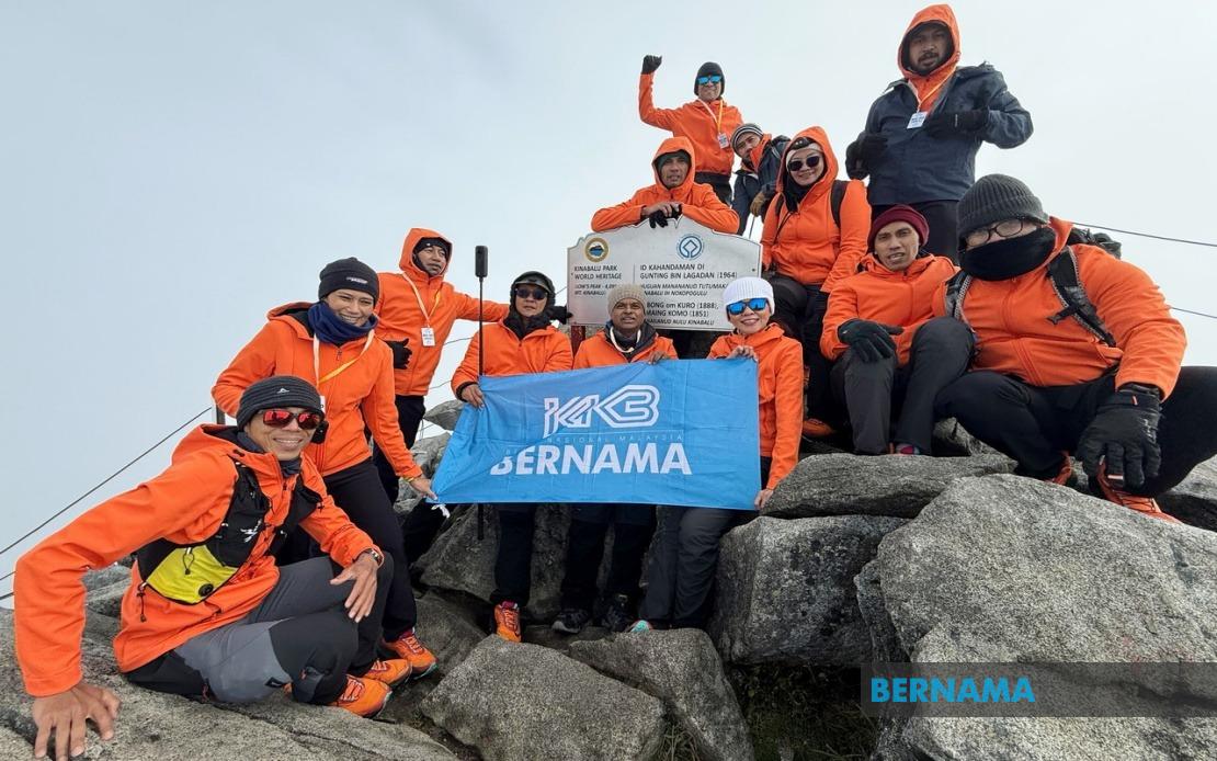Bernama News Agency Team Summits Mount Kinabalu to Mark Journalists' Day, Targets Record Books