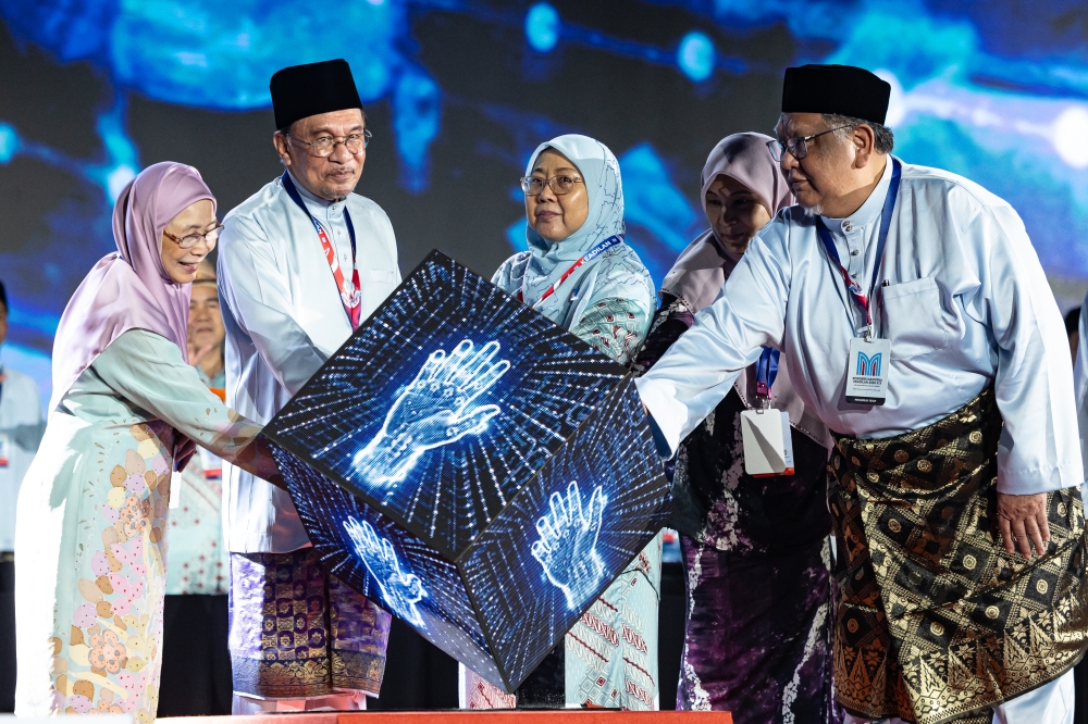 Anwar Defends Madani Government's Spending Priorities, Citing Increased Allocations for East Malaysia and Key States