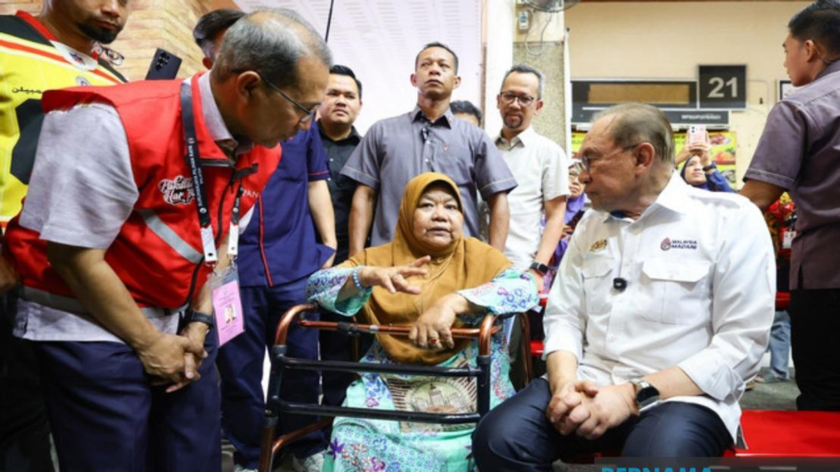 Against the odds: Disabled pensioner rides three-wheeler through rain to meet PM Anwar
