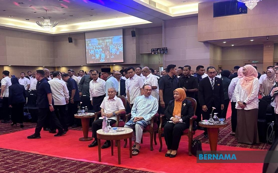 Anwar Holds Off FELDA Announcement Pending Task Force Findings