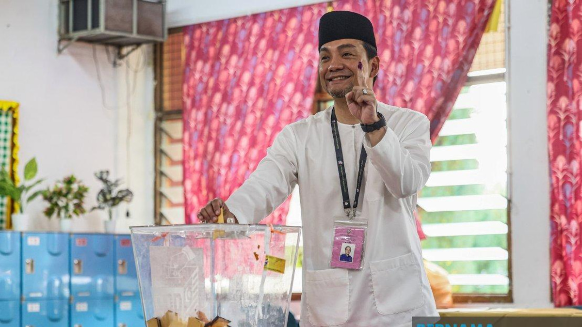 Johor's Top Official Votes as State Election Gets Underway