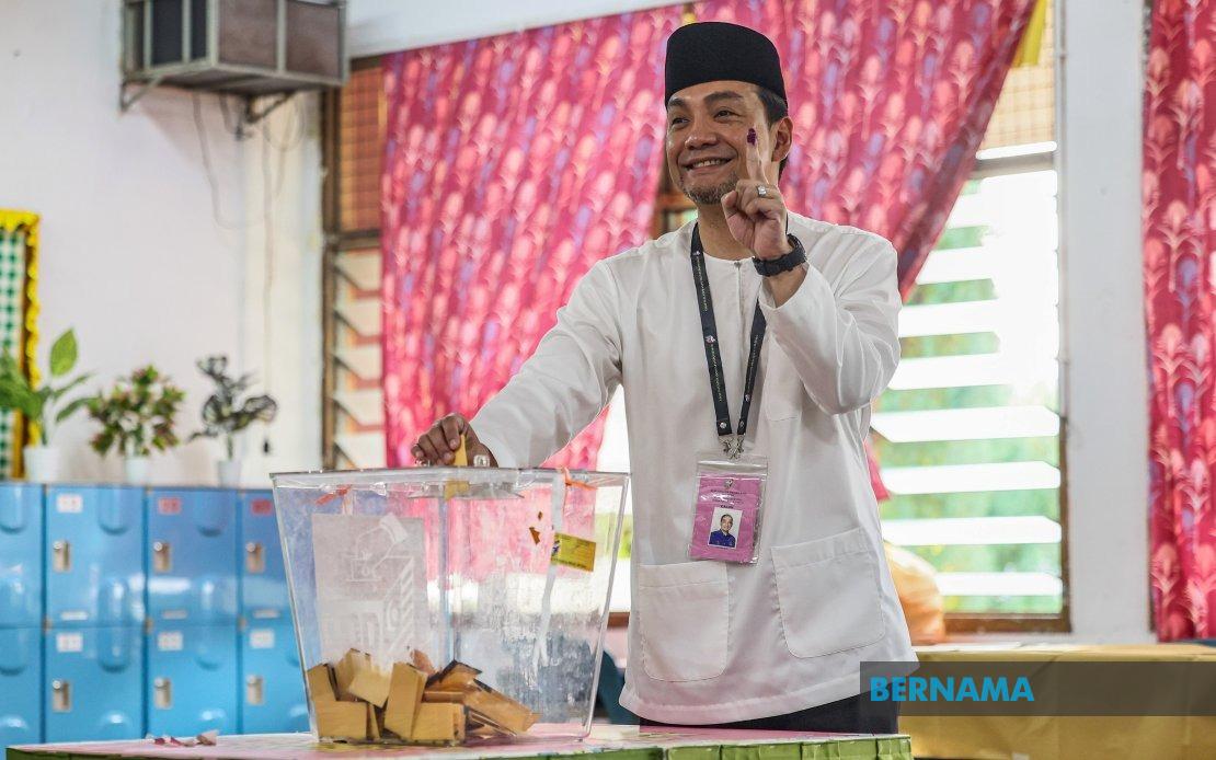 Johor's Top Official Votes as State Election Gets Underway