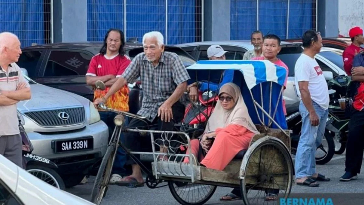 PM Anwar Moved by Elderly Trishaw Rider's Journey to Meet Him
