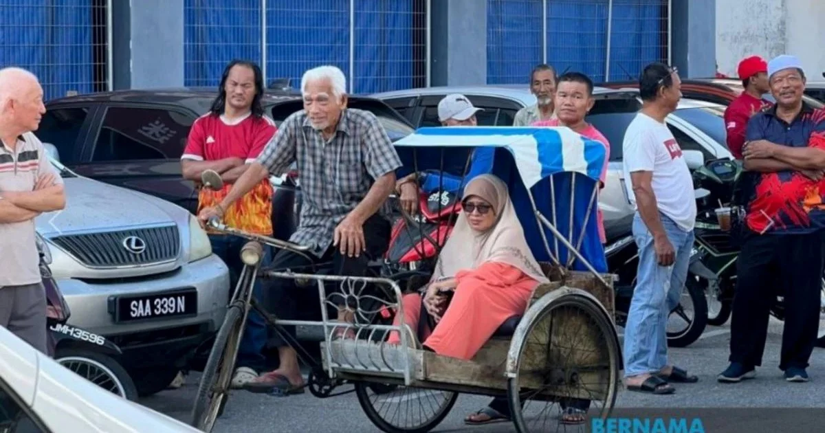 PM Anwar Moved by Elderly Trishaw Rider's Journey to Meet Him