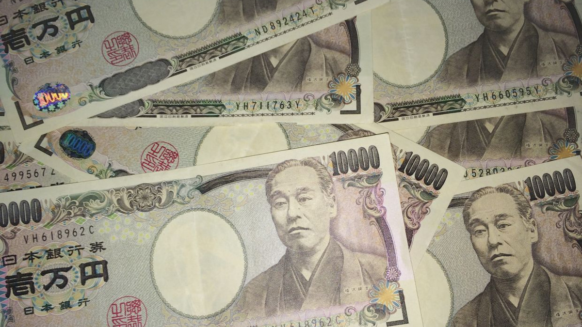 Japanese Yen Languishes Near 40-Year Low Despite Central Bank Rate Hike