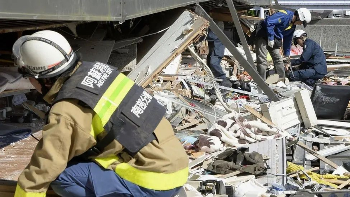 Major explosion at Kumamoto shopping mall traps dozens as Japan grapples with earthquake aftermath