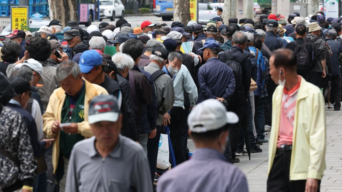 Seoul Weighs Cost of Free Bus Passes for Elderly as Ageing Population Strains Budget