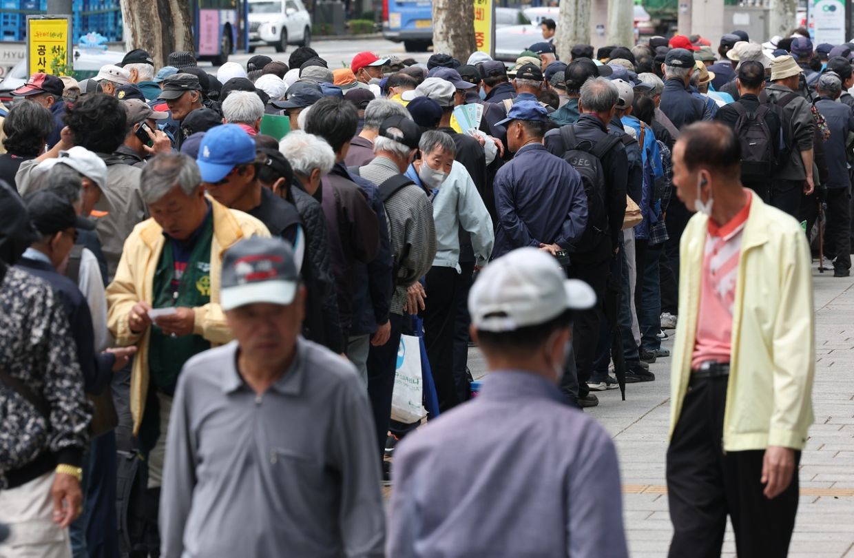 Seoul Weighs Cost of Free Bus Passes for Elderly as Ageing Population Strains Budget