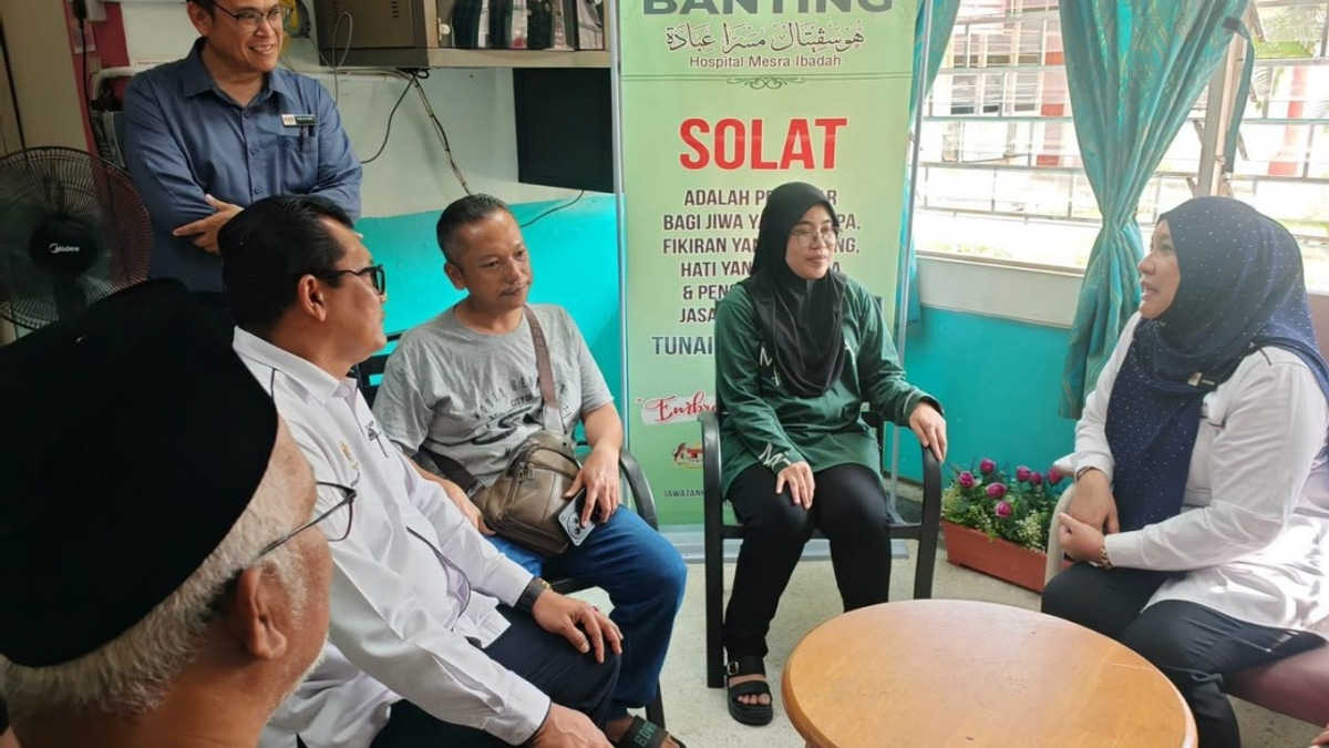 Selangor Education Chief Visits Student Recovering from Banting School Stabbing
