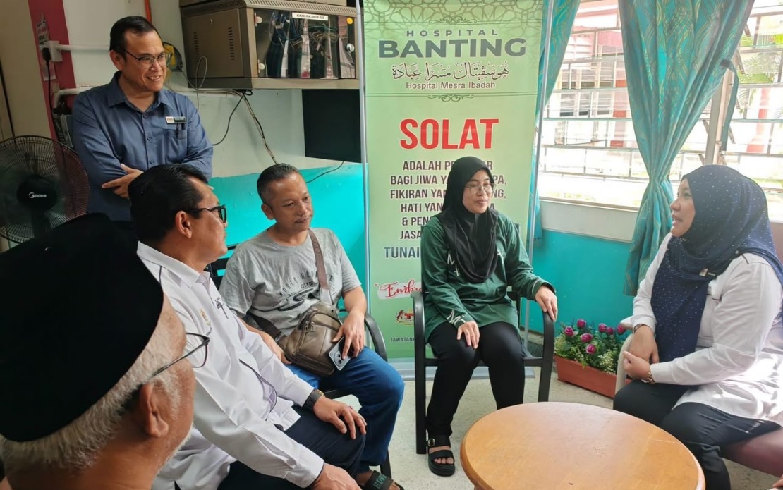 Selangor Education Chief Visits Student Recovering from Banting School Stabbing