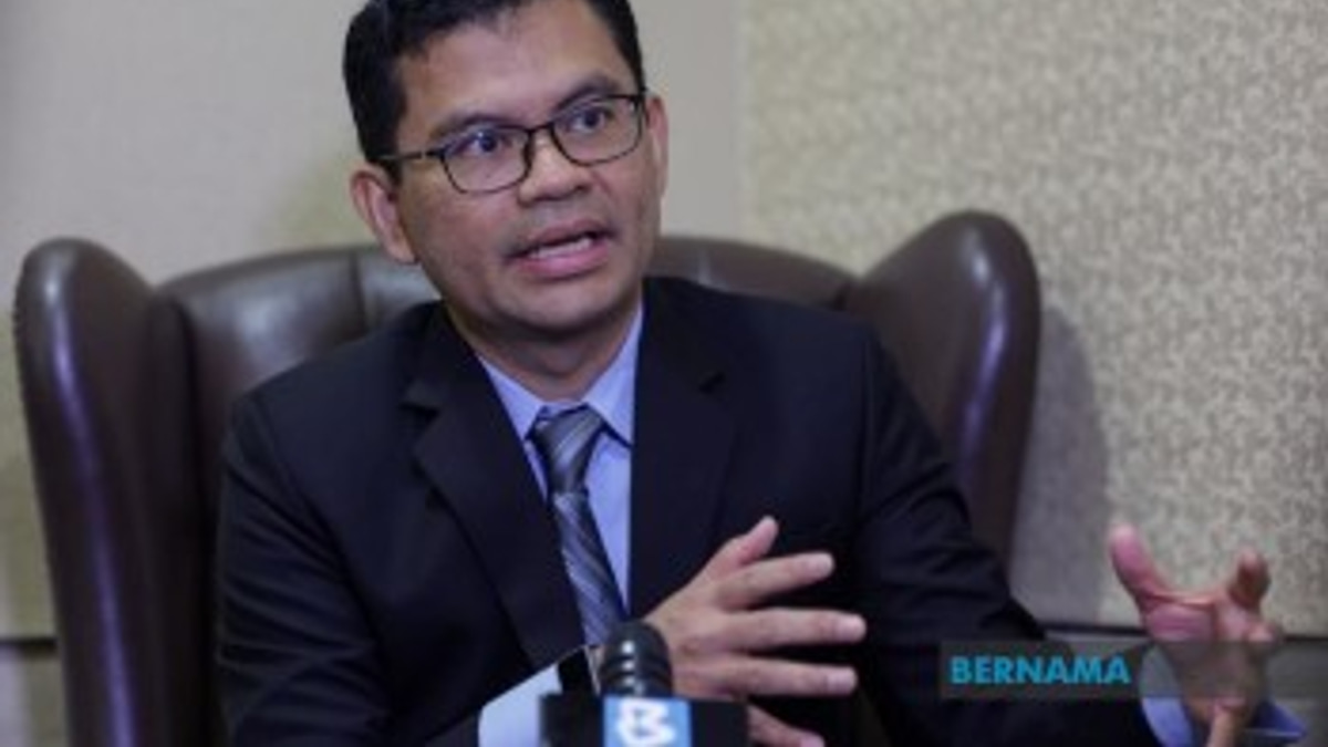 Malaysia Must Boost Worker Incomes Before Expanding Tax Base, Economy Minister Insists