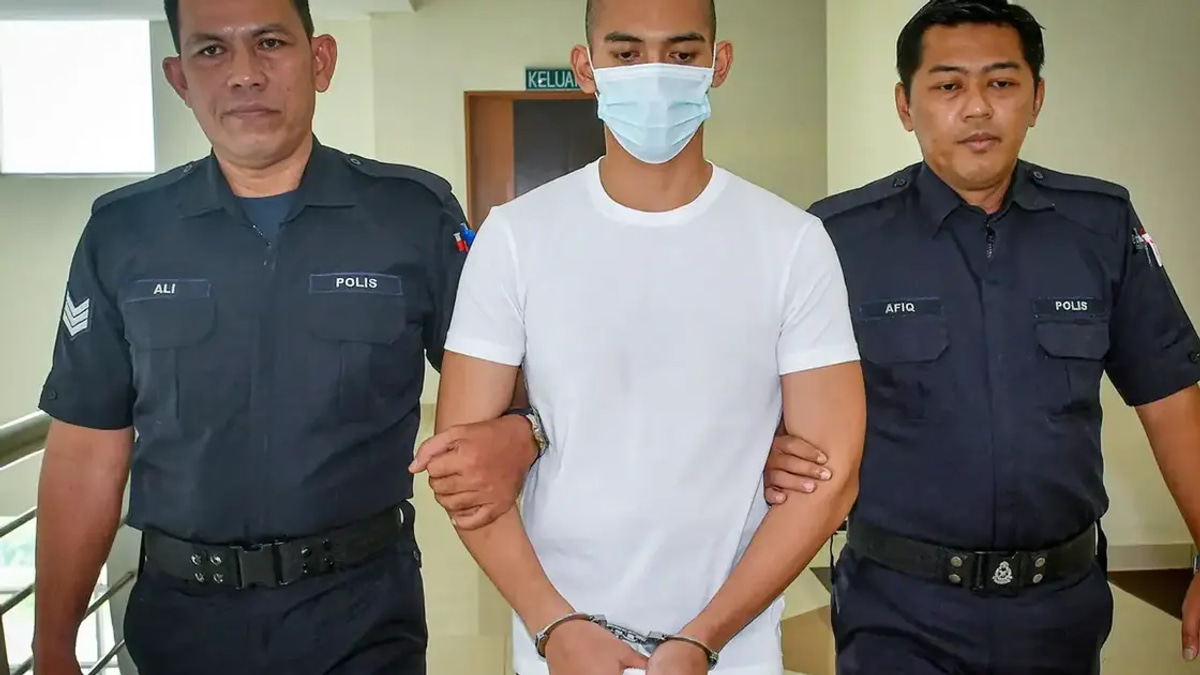 Man sentenced to 32 years and 12 strokes for smothering girlfriend with pillow
