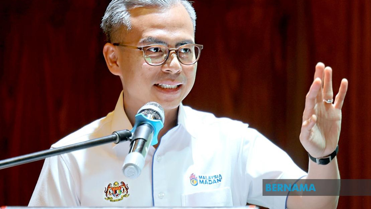 Minister Fahmi Pushes Telcos to Tackle Rural Coverage Gap, Demands CEO Ground Visits